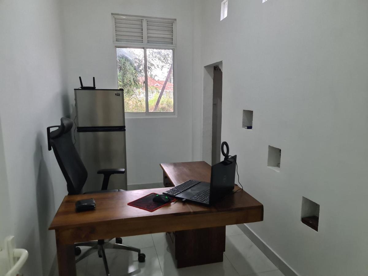 Ceylon Lodge - Airport Transit Hostel Negombo Dış mekan fotoğraf