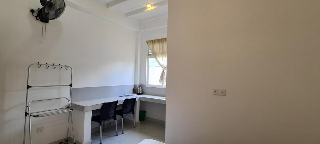 Ceylon Lodge - Airport Transit Hostel Negombo Dış mekan fotoğraf